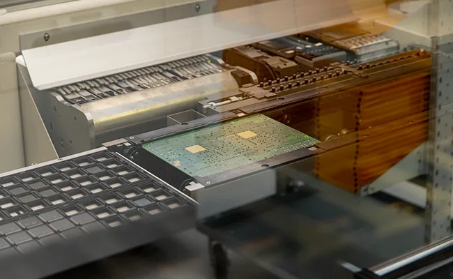 montaggio-smd-di-schede-e-circuiti-elettronici